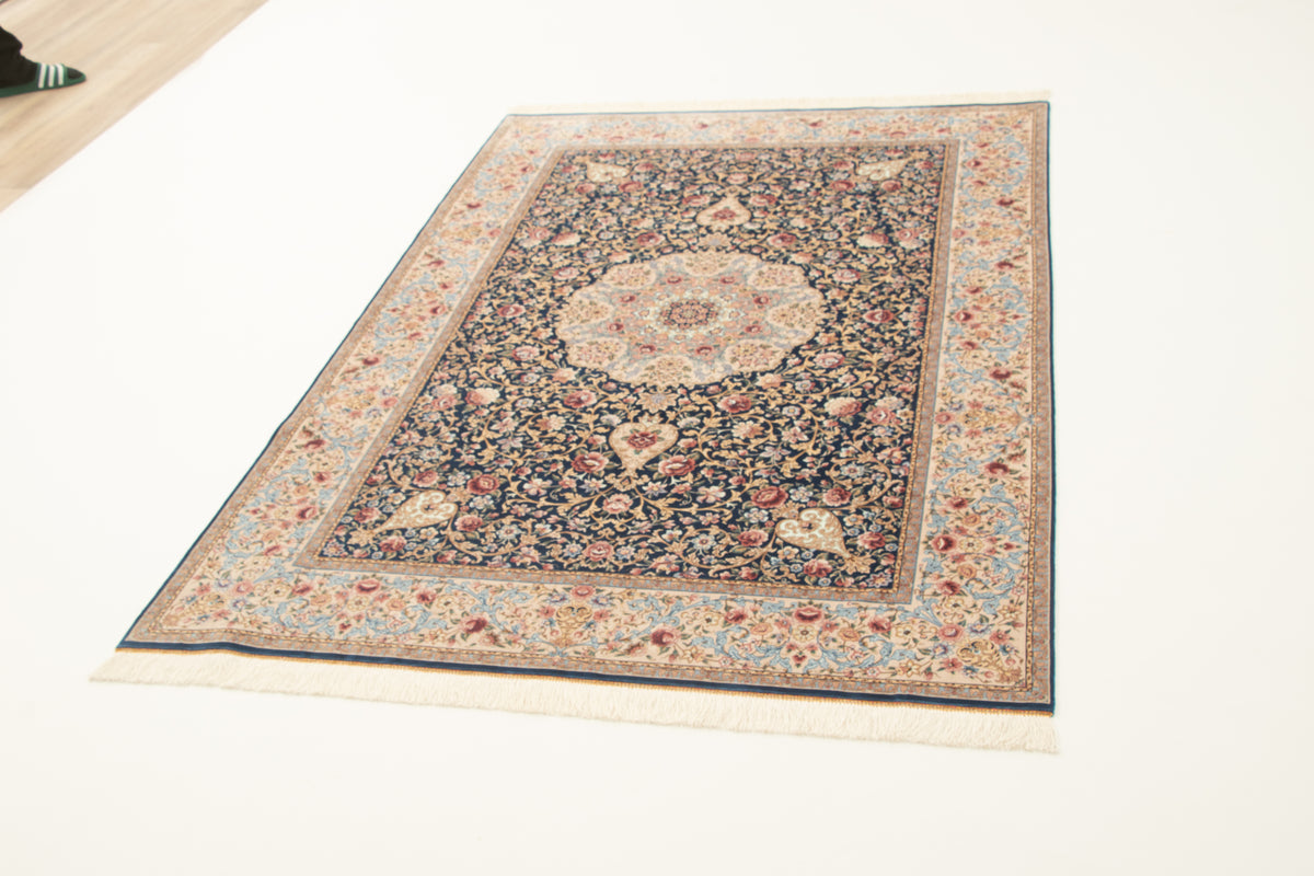 Rechteck Teppich Ghom Design in Blau von Hadorn™ - Lifestyle Image