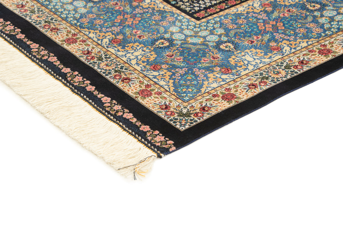 Rechteck Teppich Ghom Design in Dunkelblau von Hadorn™ - Lifestyle Image