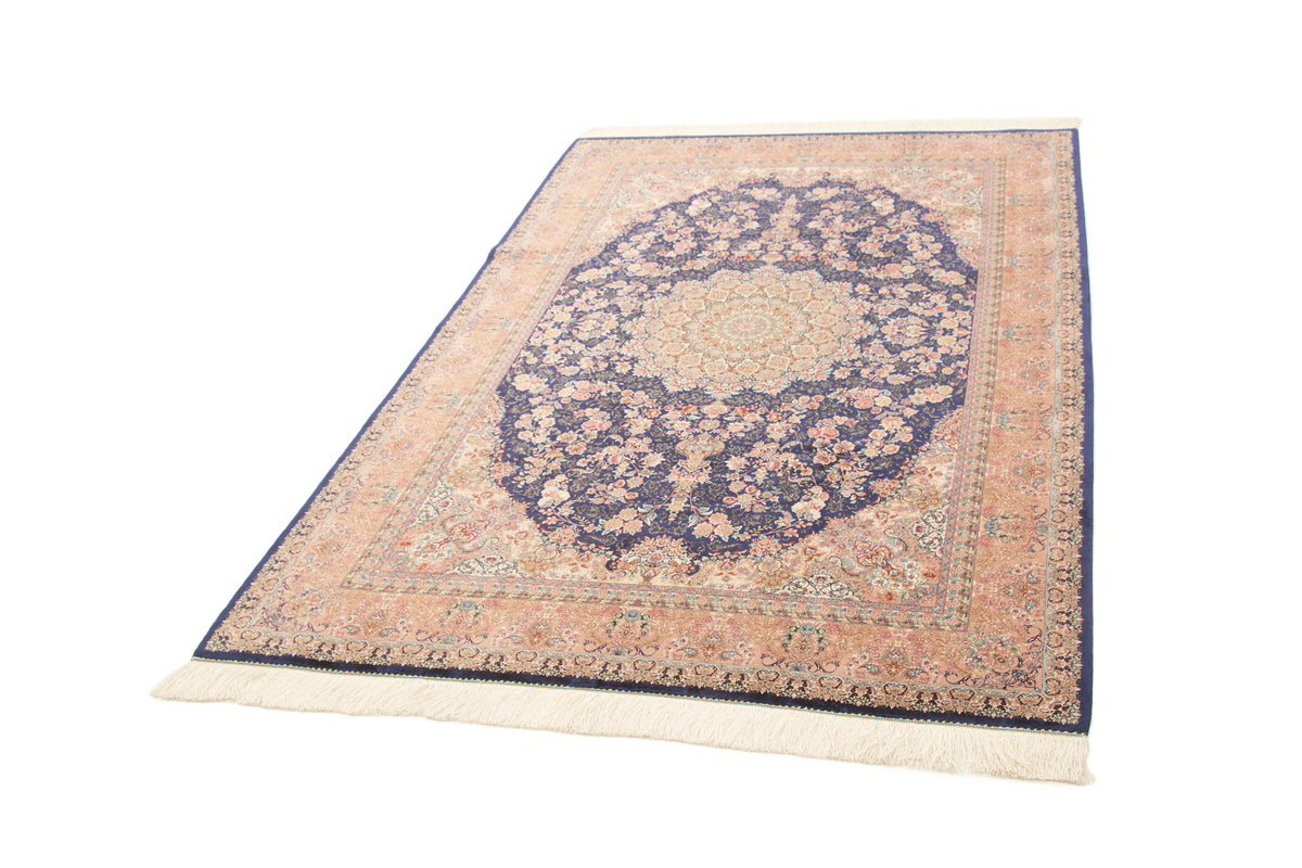 Rechteck Teppich Ghom Design in Rosa von Hadorn™ - Lifestyle Image