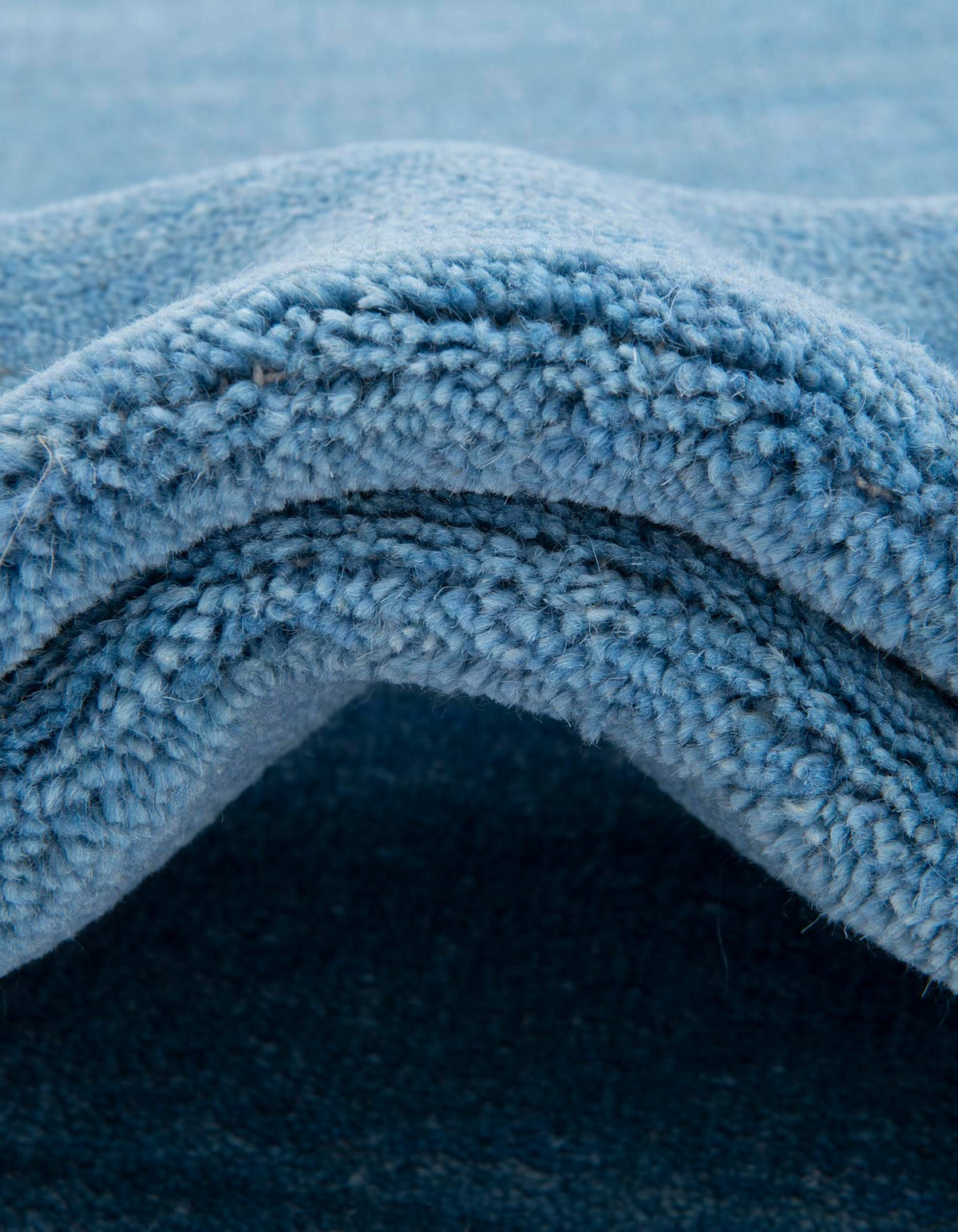 Wolle Teppich Solid Gabbeh in Hellblau von Hadorn™ - Lifestyle Image