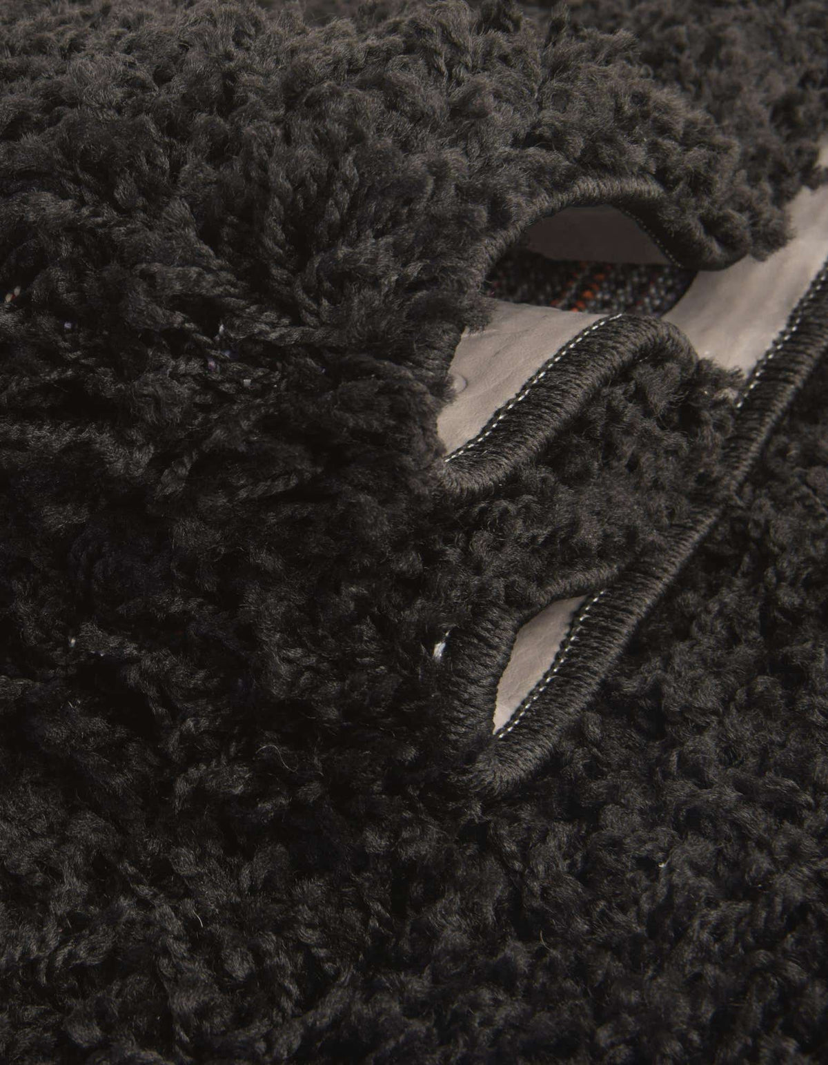 Quadratisch Hochflorteppich Solid Shag in Tiefschwarz von Hadorn™ - Lifestyle Image