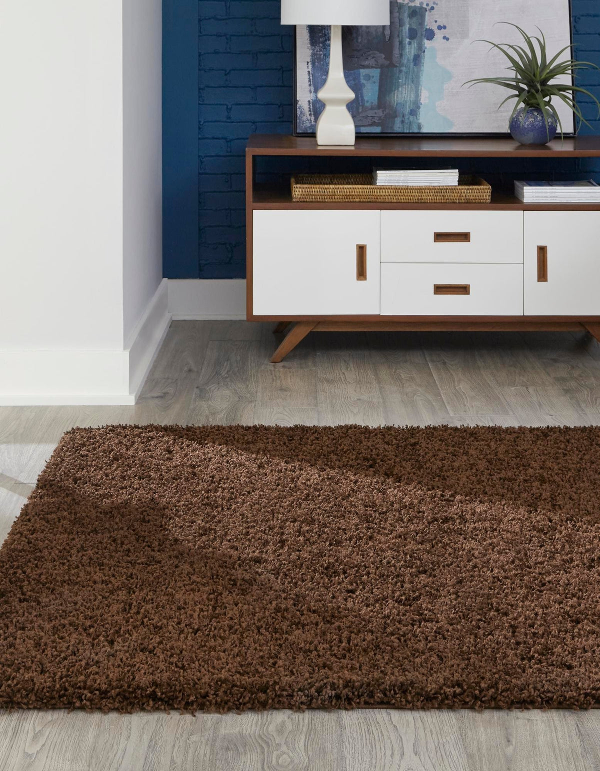 Rechteck Hochflorteppich Solid Shag in Braun von Hadorn™ - Lifestyle Image
