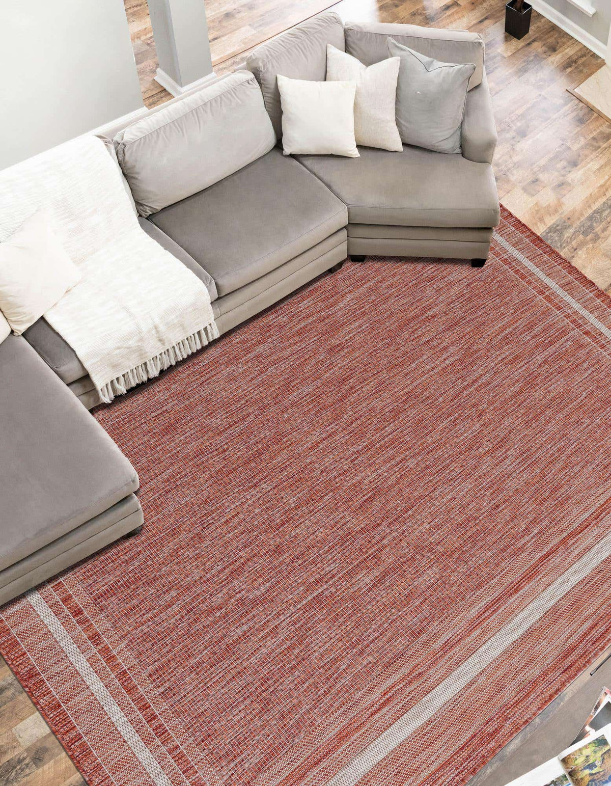 Rechteck Outdoor Teppich Tulum Outdoor in Rostrot von Hadorn™ - Lifestyle Image