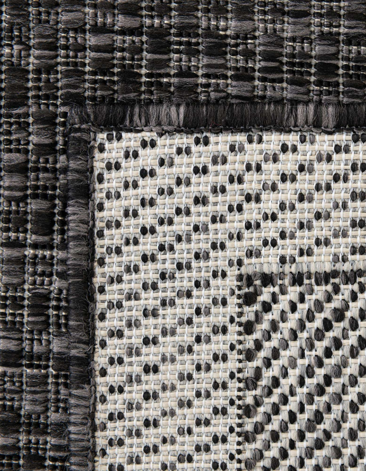 Rechteck Outdoor Teppich Tulum Outdoor Border in Schwarz von Hadorn™ - Lifestyle Image