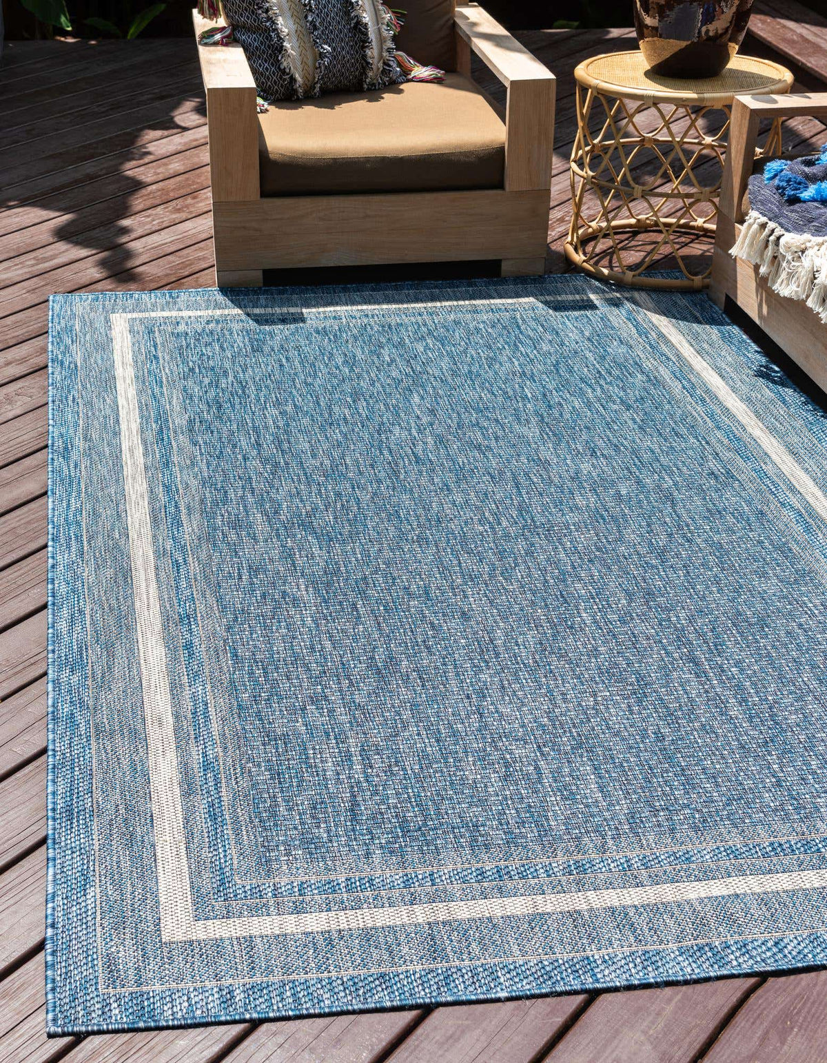 Rechteck Outdoor Teppich Tulum Outdoor Border in Blau von Hadorn™ - Lifestyle Image