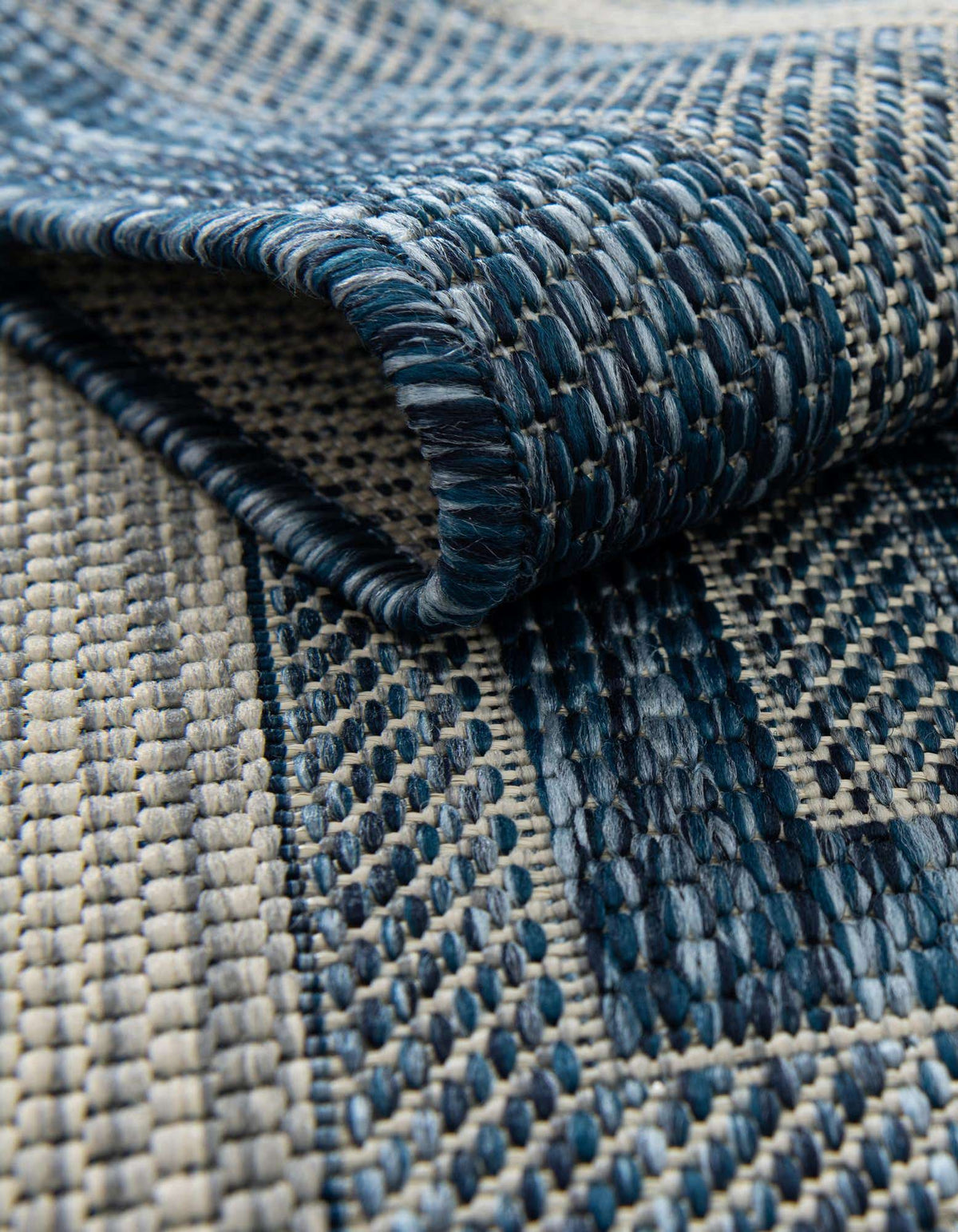Rechteck Outdoor Teppich Tulum Outdoor Border in Blau von Hadorn™ - Lifestyle Image