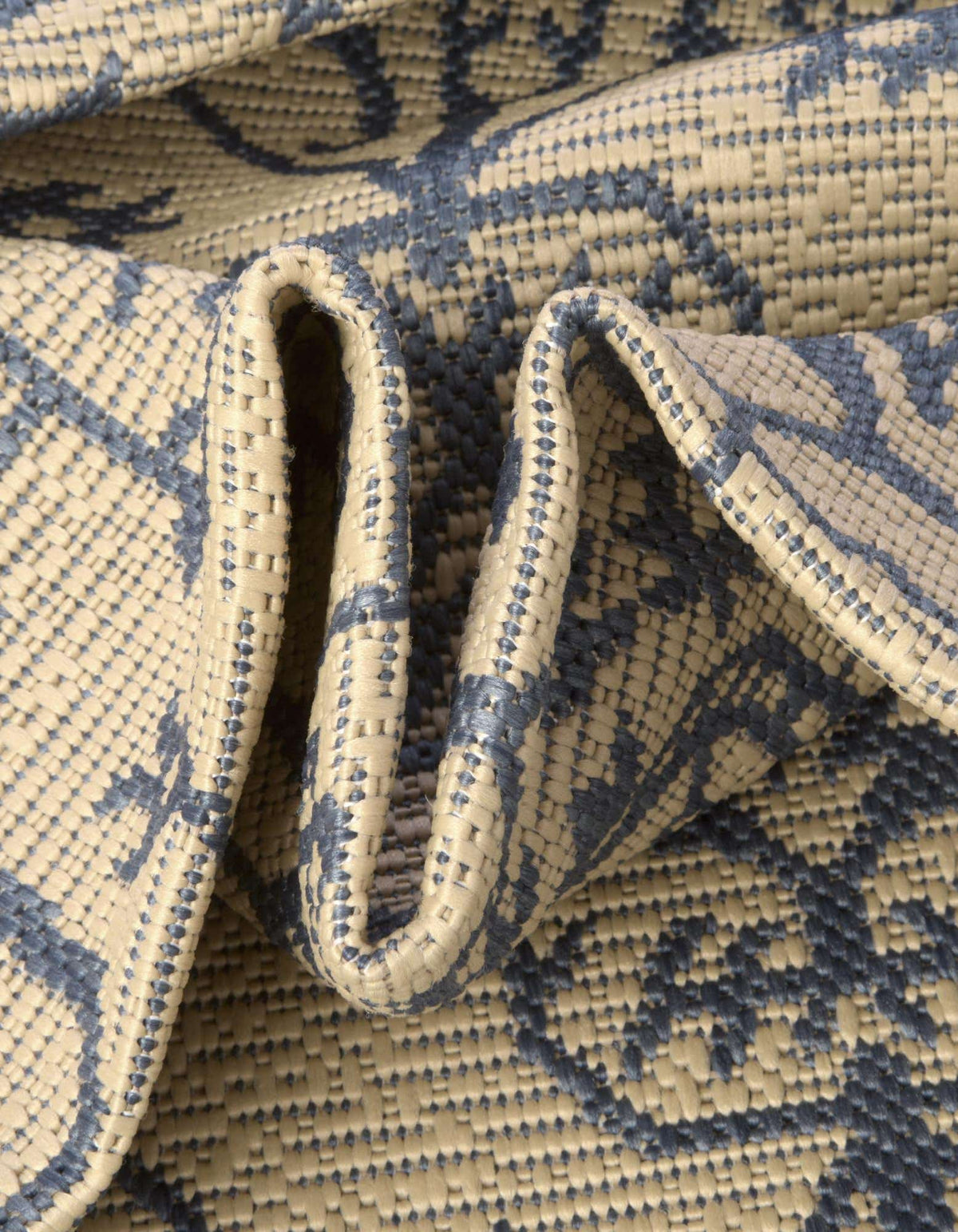 Rechteck Outdoor Teppich Outdoor Botanical in Beige und Blau von Hadorn™ - Lifestyle Image