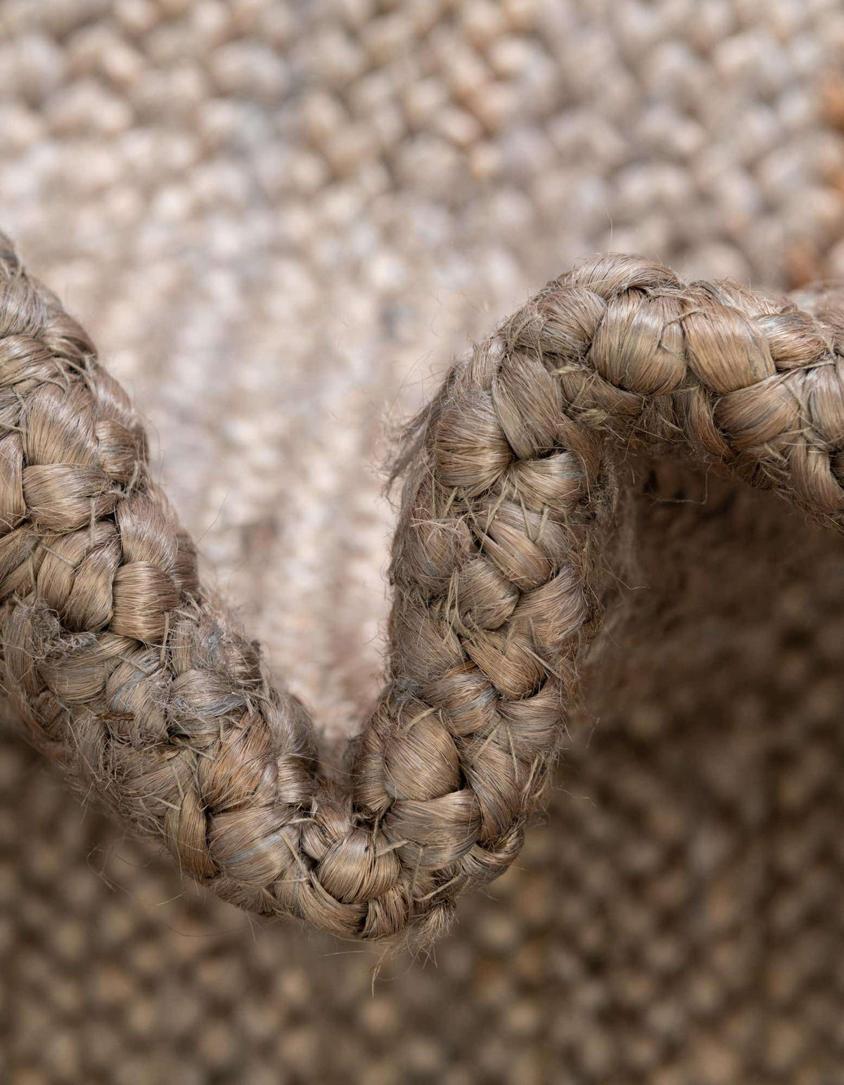 Rechteck Handgeflochten Teppich Braided Jute in Grau von Hadorn™ - Lifestyle Image