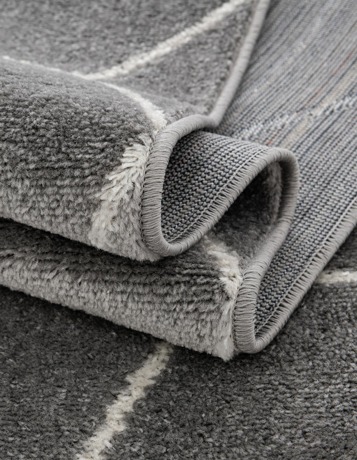Rechteck Teppich Trellis Frieze in Hellgrau von Hadorn™ - Lifestyle Image