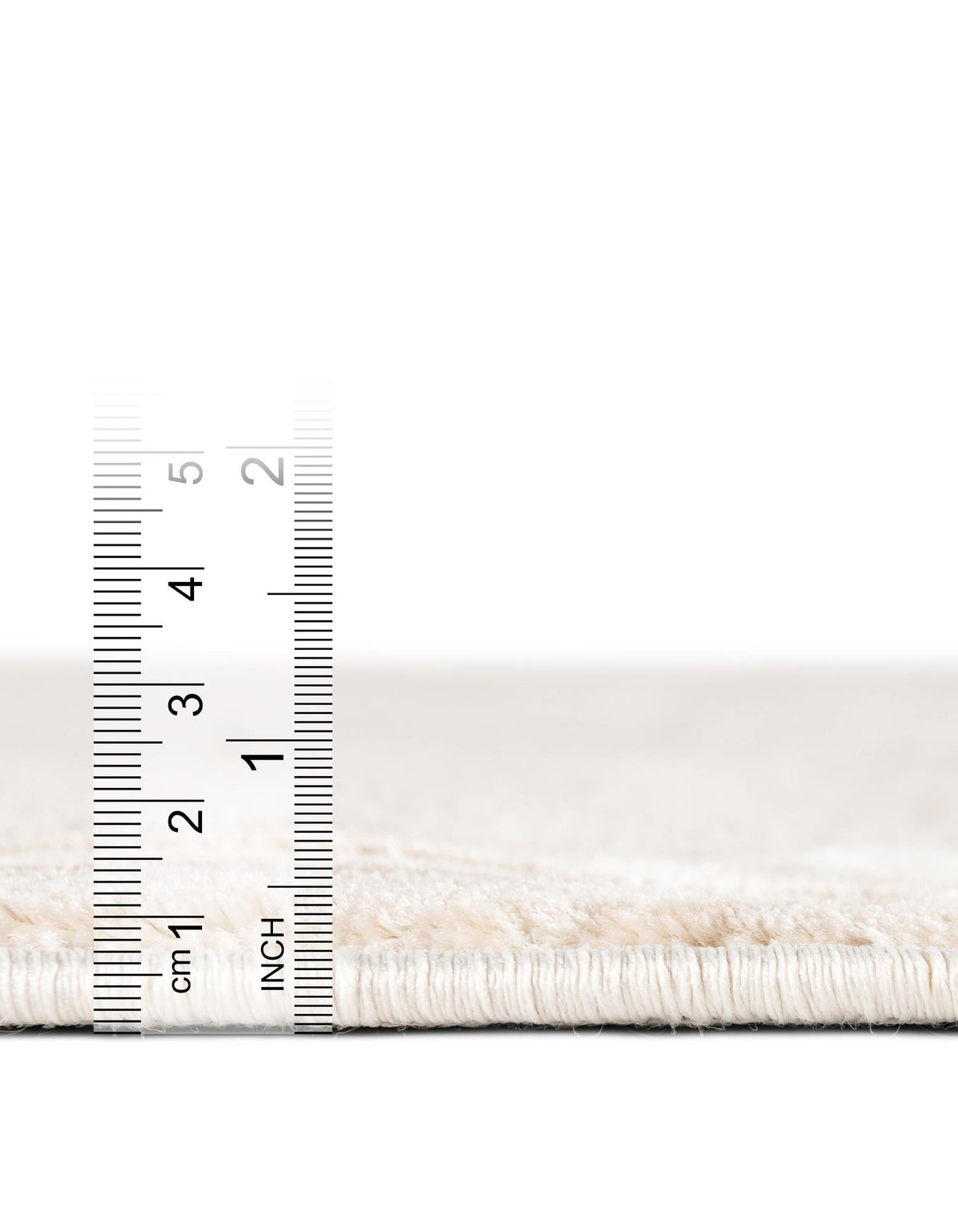 1 cm Florhöhe auf Hadorn Bellevue beige Teppich. Lineal auf dem Bild als Referenz