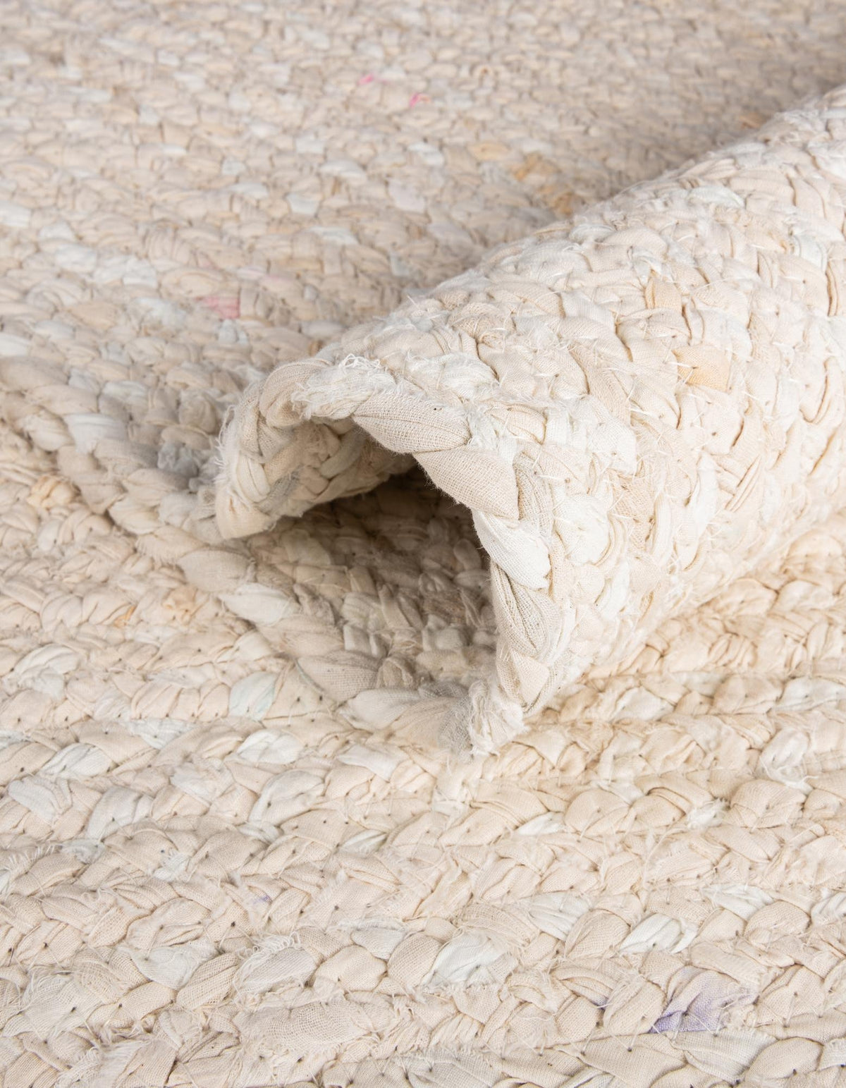 Rund Teppich Braided Chindi in Beige von Hadorn™ - Lifestyle Image