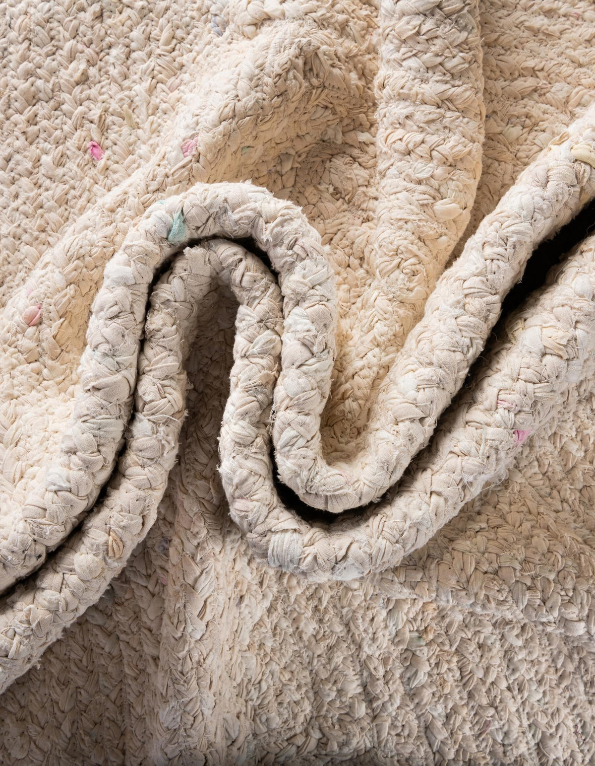 Rund Teppich Braided Chindi in Beige von Hadorn™ - Lifestyle Image