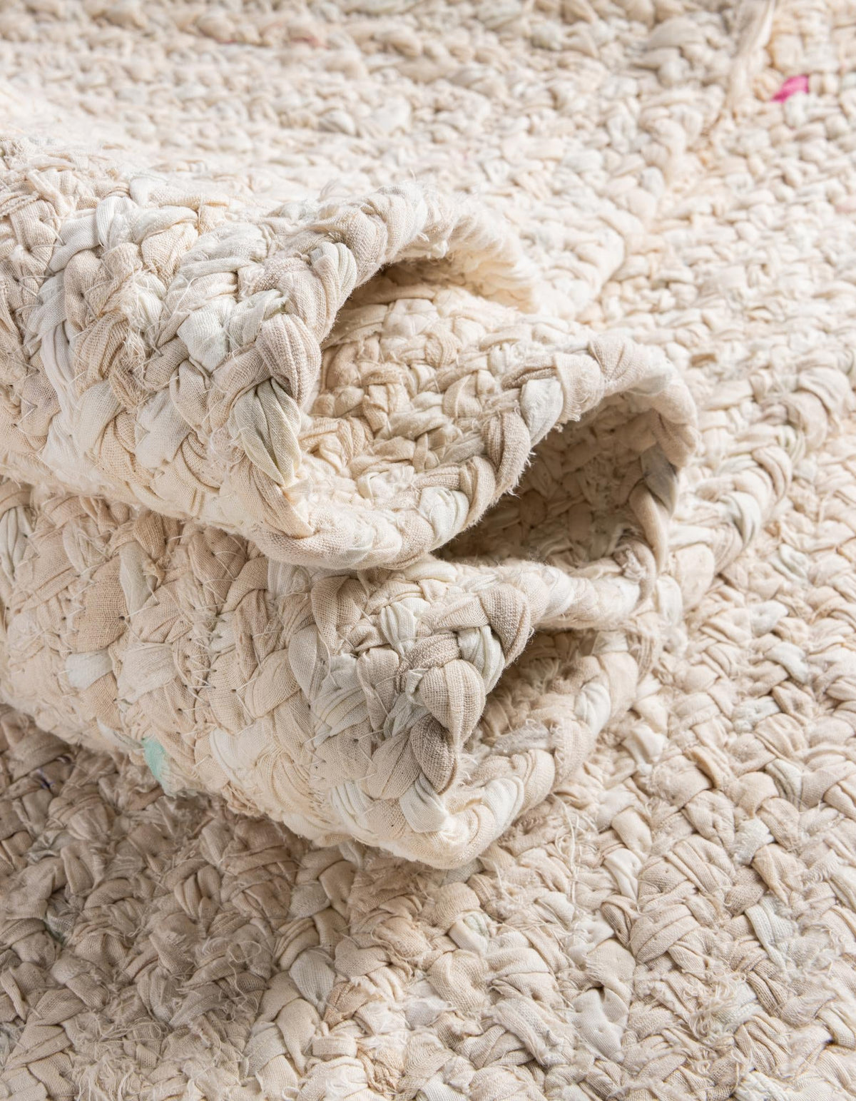 Rund Teppich Braided Chindi in Beige von Hadorn™ - Lifestyle Image