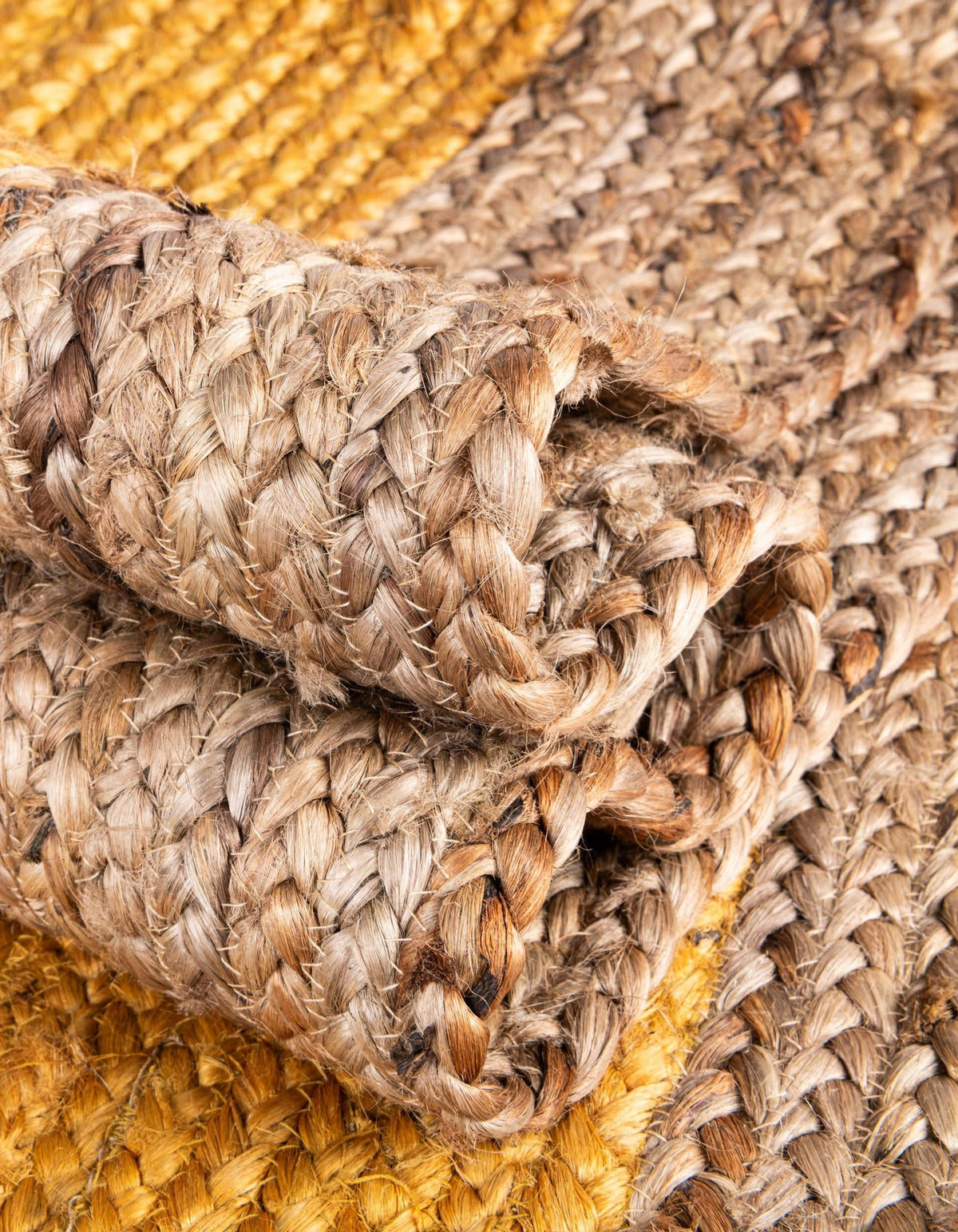 Rund Teppich Braided Jute in Gelb von Hadorn™ - Lifestyle Image