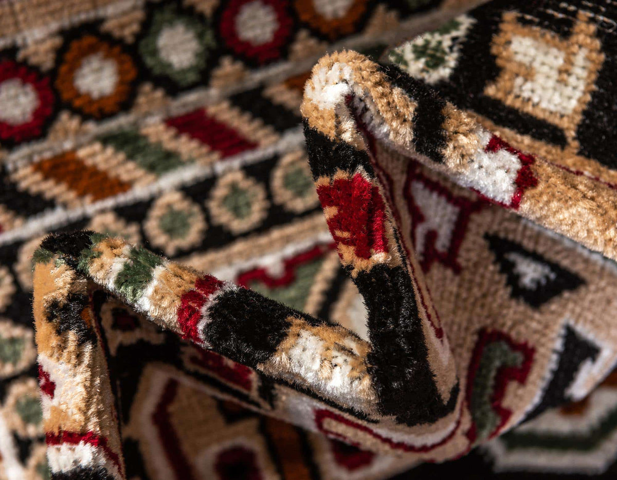 Rechteck Teppich Gharajeh in Schwarz von Hadorn™ - Lifestyle Image