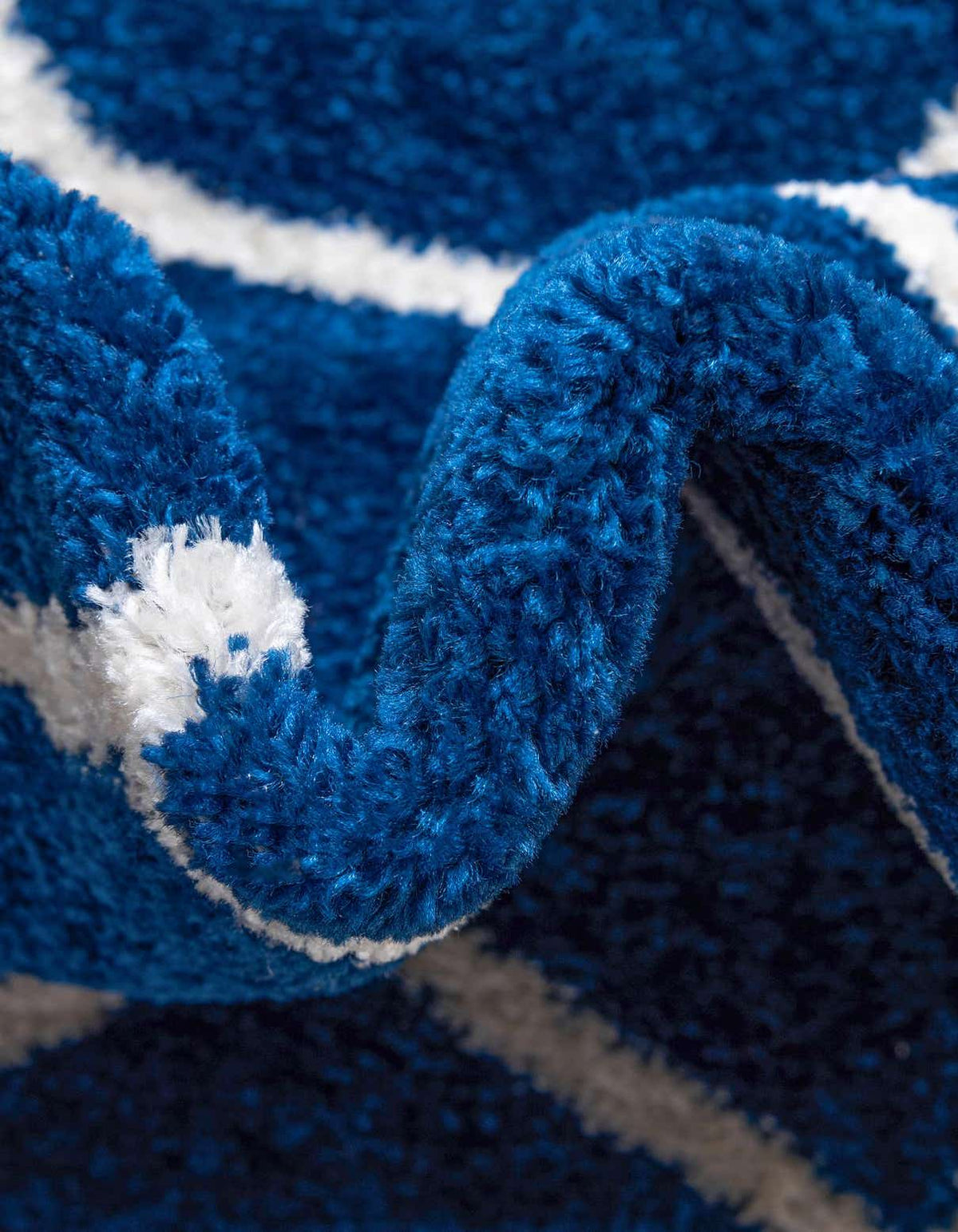 Rechteck Teppich Trellis Frieze in Marineblau von Hadorn™ - Lifestyle Image