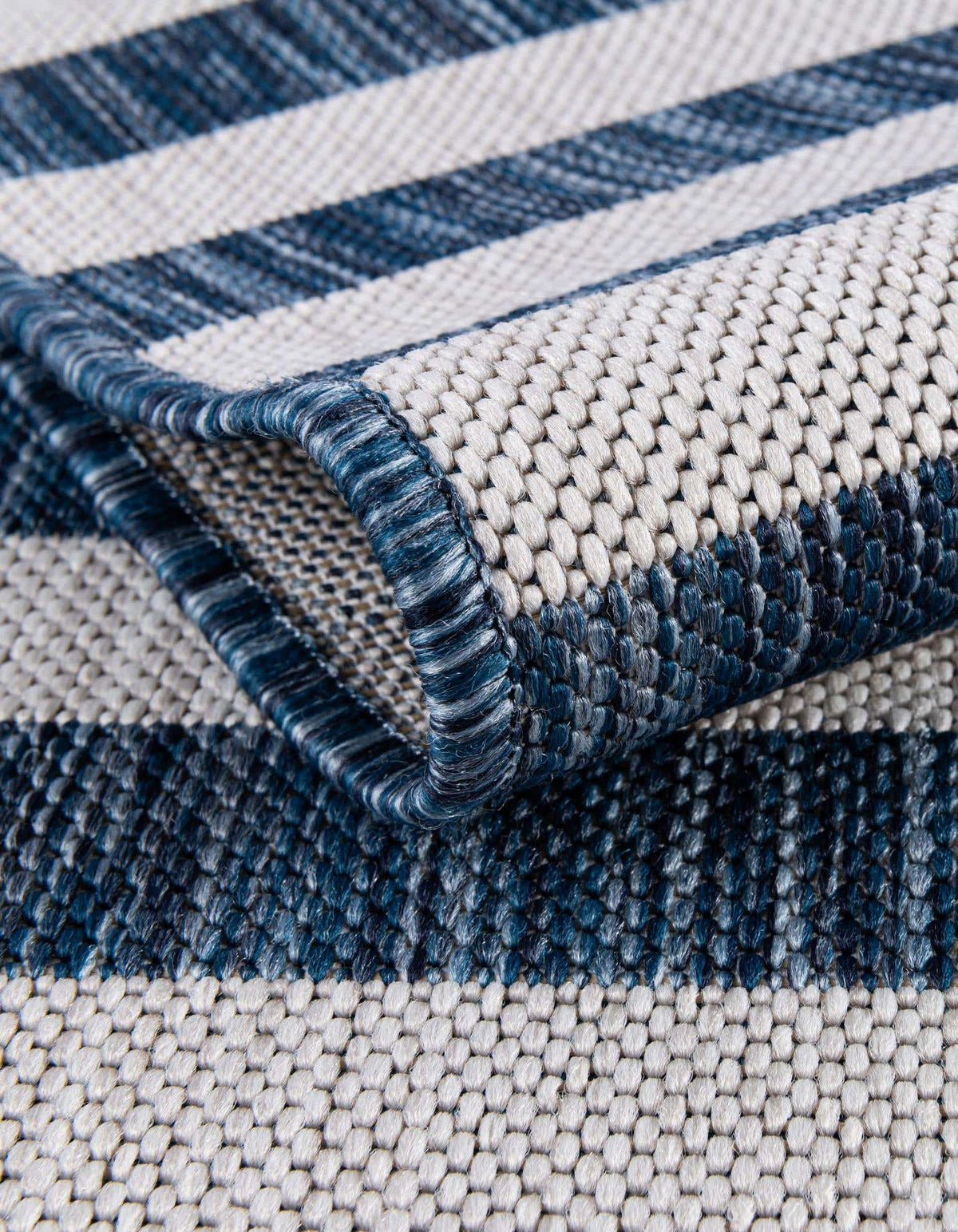 Rechteck Outdoor Teppich Outdoor Striped in Blau von Hadorn™ - Lifestyle Image