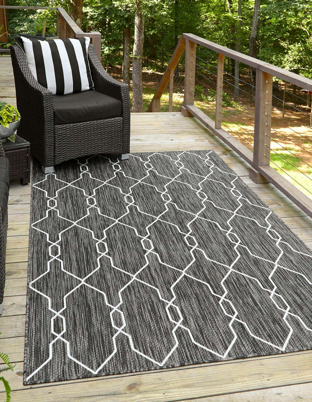 Rechteck Outdoor Teppich Tulum Outdoor Fence in Holzkohle von Hadorn™ - Lifestyle Image