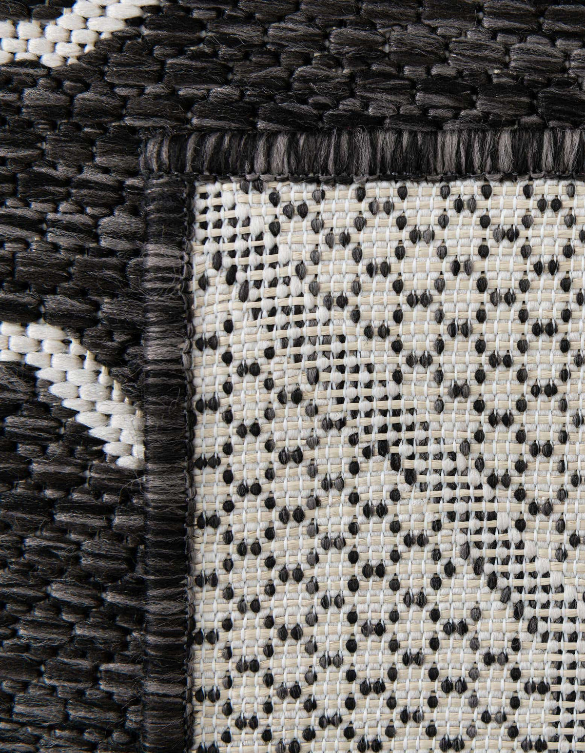 Rechteck Outdoor Teppich Tulum Outdoor Fence in Holzkohle von Hadorn™ - Lifestyle Image