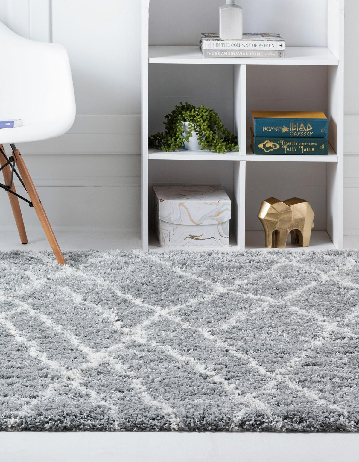 Quadratisch Teppich Lachen Fence in Wolkengrau von Hadorn™ - Lifestyle Image