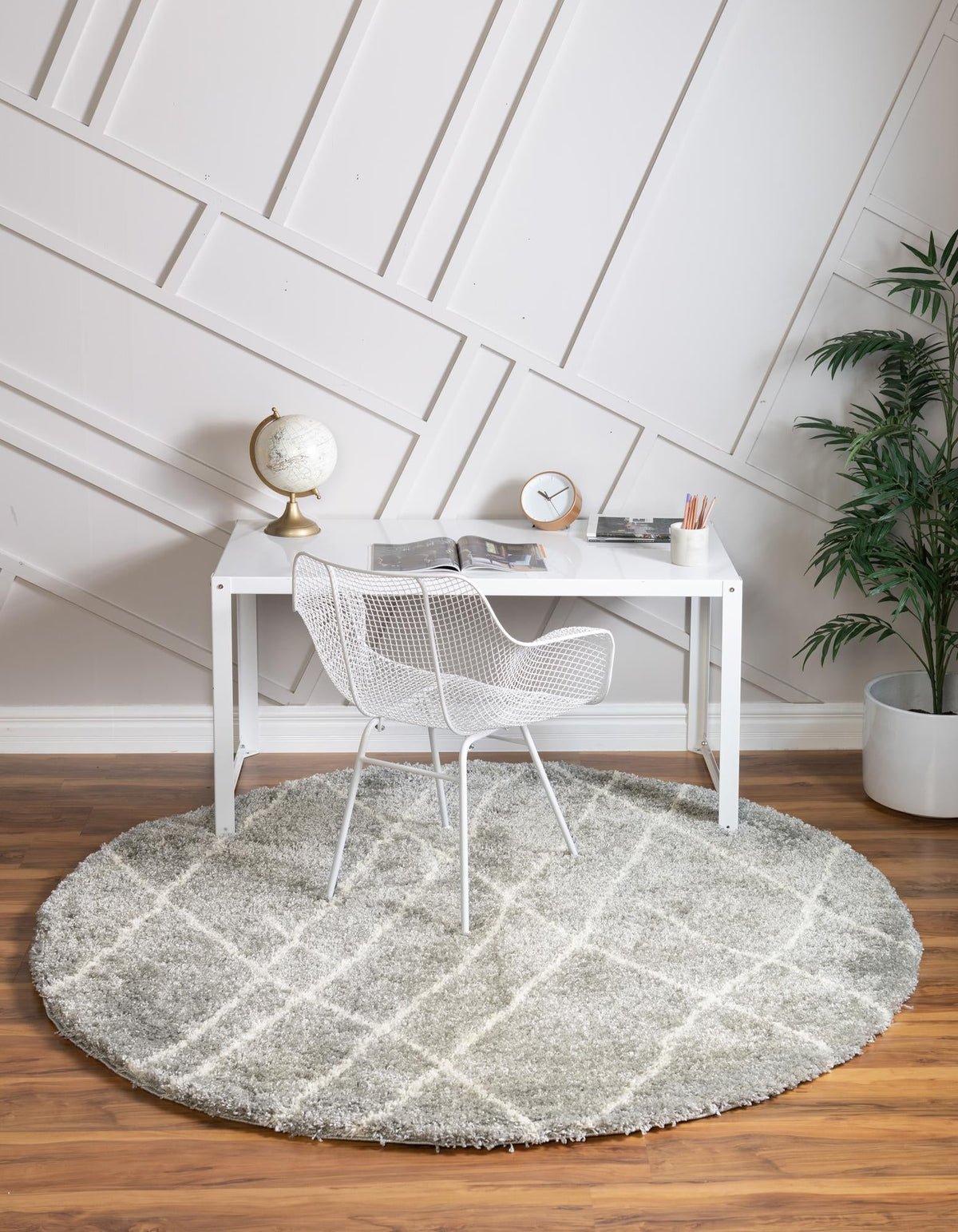 Rund Teppich Lachen Fence in Wolkengrau von Hadorn™ - Lifestyle Image
