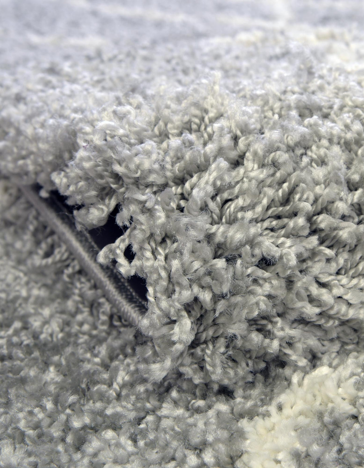 Quadratisch Teppich Lachen Fence in Wolkengrau von Hadorn™ - Lifestyle Image