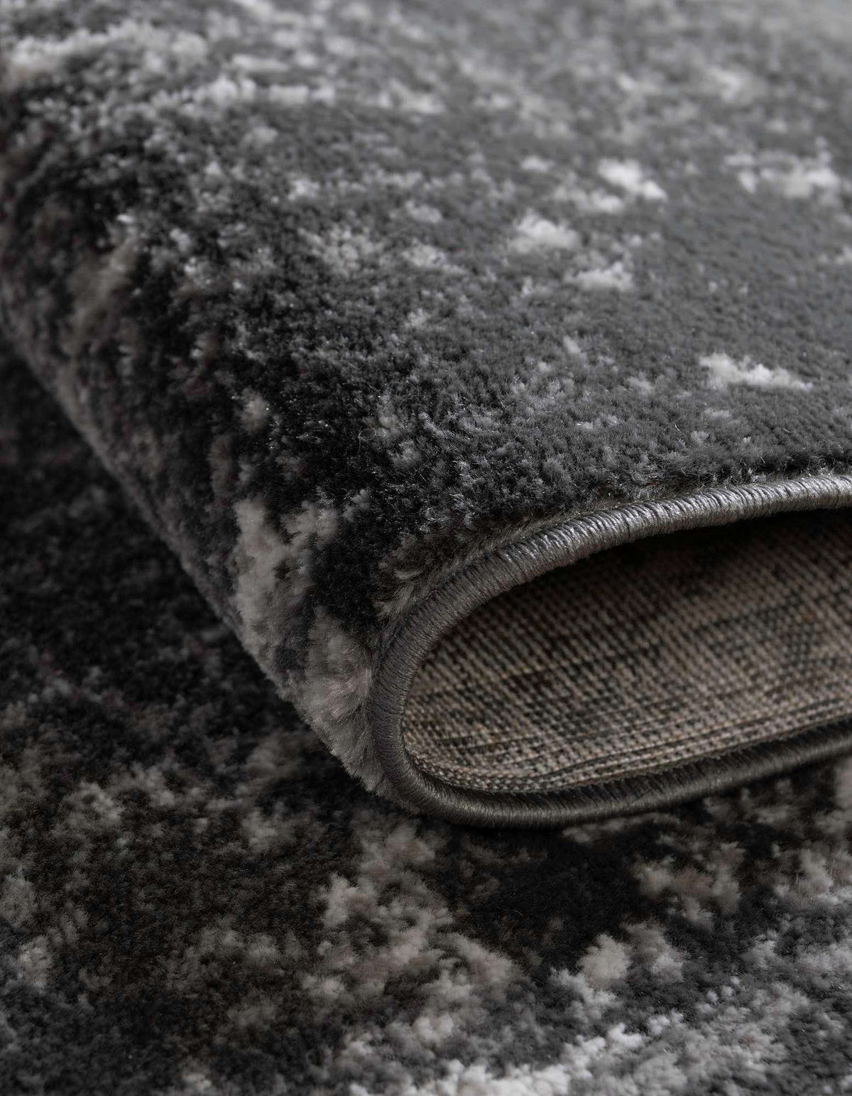 Oval Teppich Monaco in Dunkelgrau von Hadorn™ - Lifestyle Image