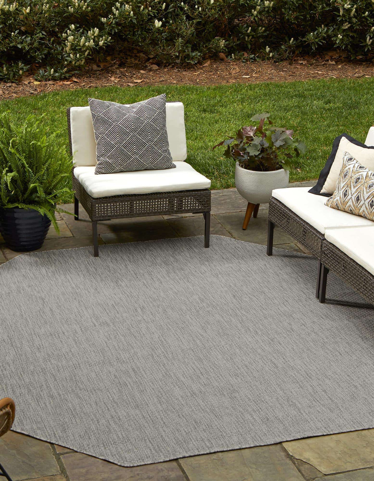 Achteck Outdoor Teppich Tulum Outdoor in Hellgrau von Hadorn™ - Lifestyle Image