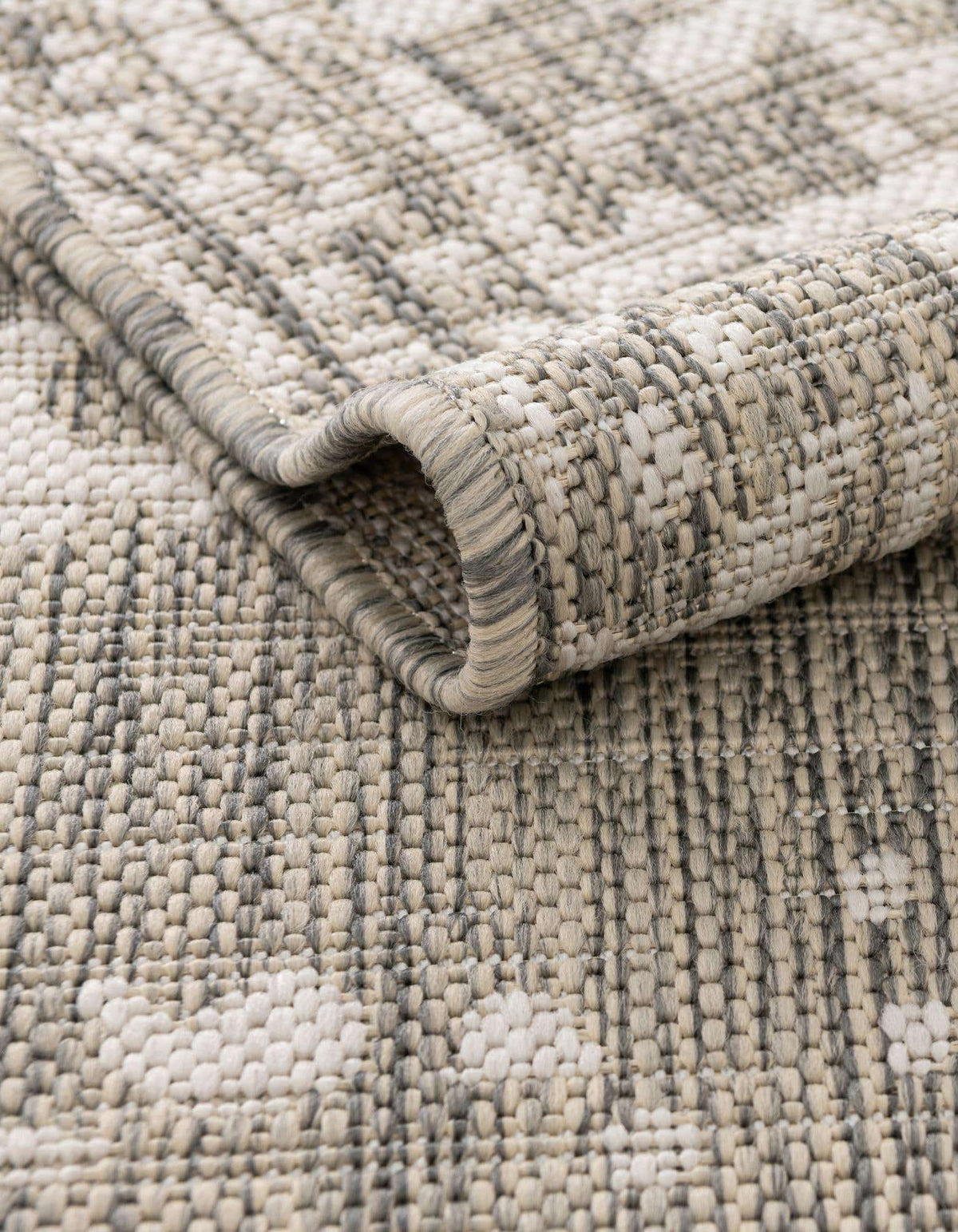 Rund Outdoor Teppich Tulum Outdoor in Grau von Hadorn™ - Lifestyle Image