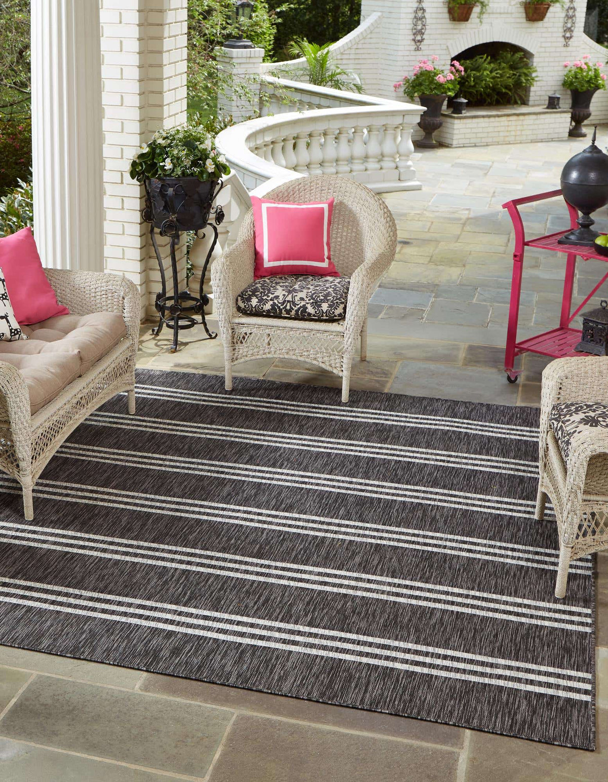 Quadratisch Outdoor Teppich Tulum Outdoor in Holzkohle von Hadorn™ - Lifestyle Image