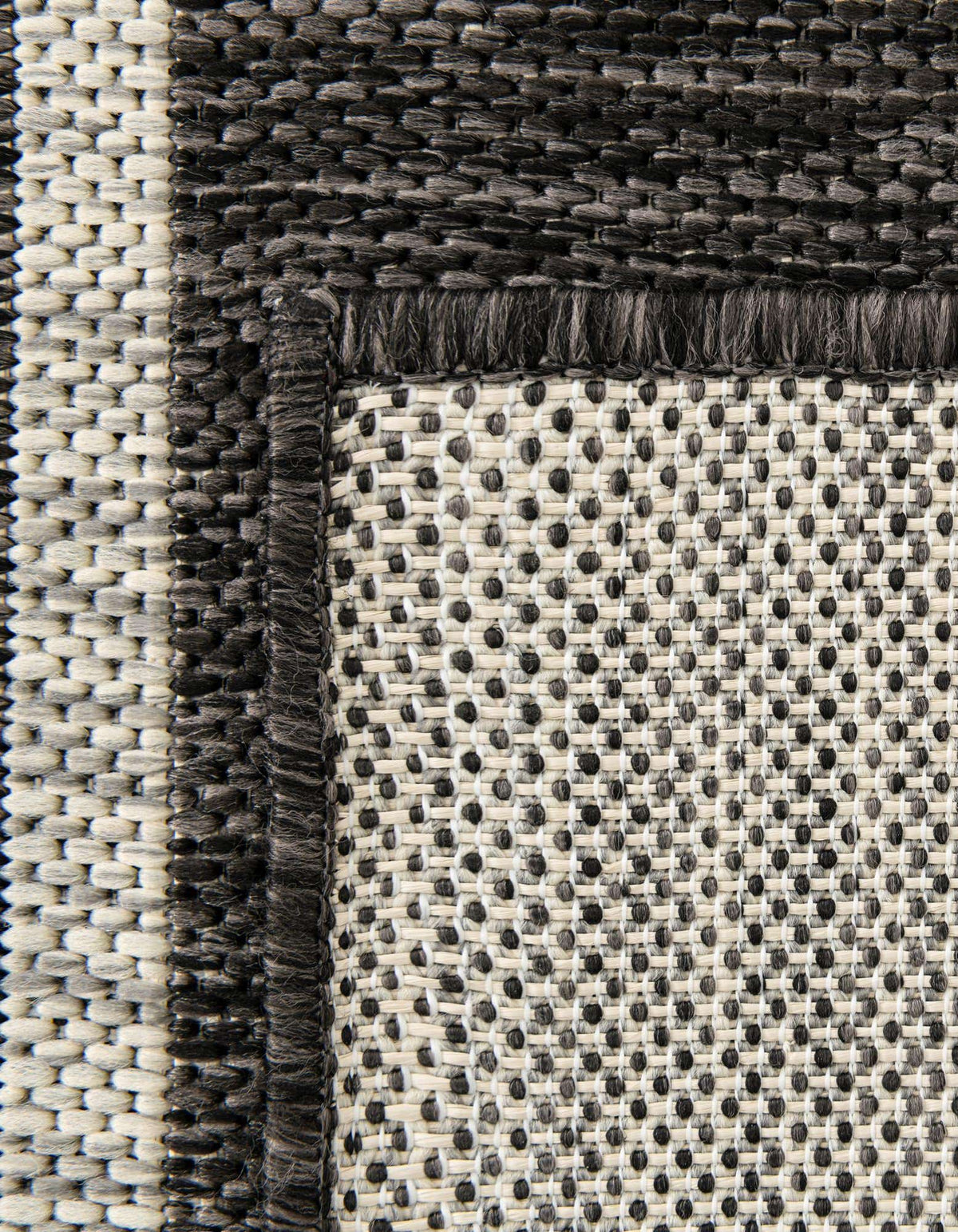 Quadratisch Outdoor Teppich Tulum Outdoor in Holzkohle von Hadorn™ - Lifestyle Image