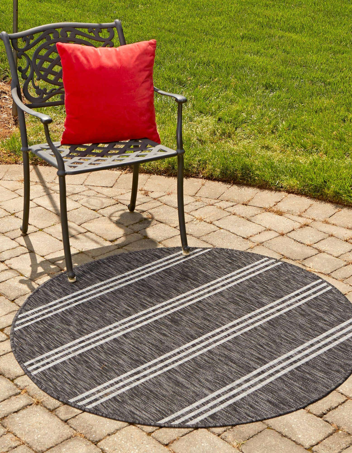 Rund Outdoor Teppich Tulum Outdoor in Holzkohle von Hadorn™ - Lifestyle Image