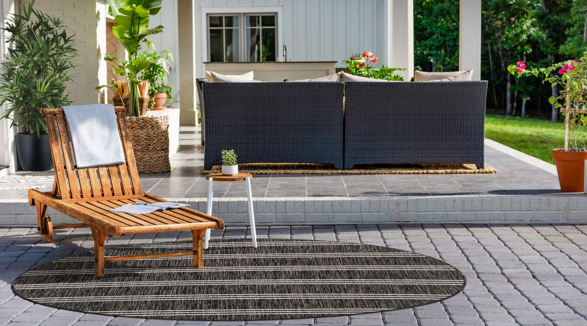 Rund Outdoor Teppich Tulum Outdoor in Holzkohle von Hadorn™ - Lifestyle Image