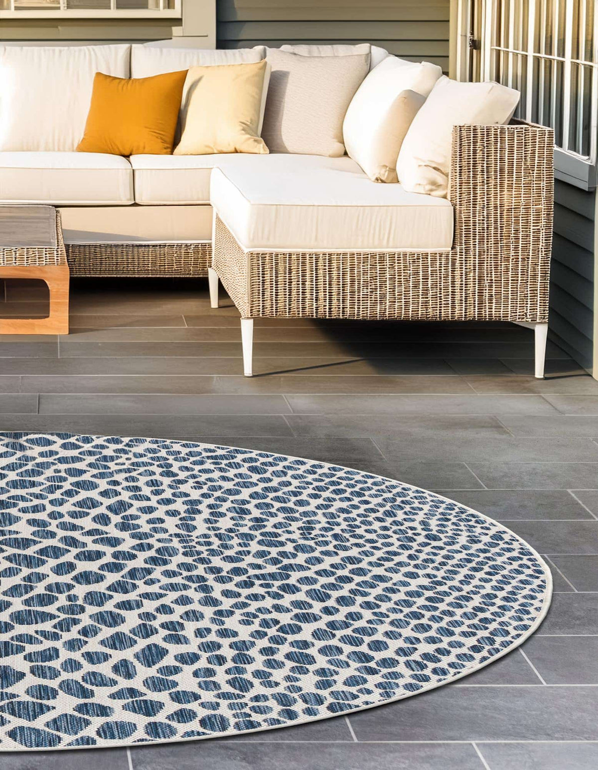 Rund Outdoor Teppich Tulum Outdoor in Blau von Hadorn™ - Lifestyle Image