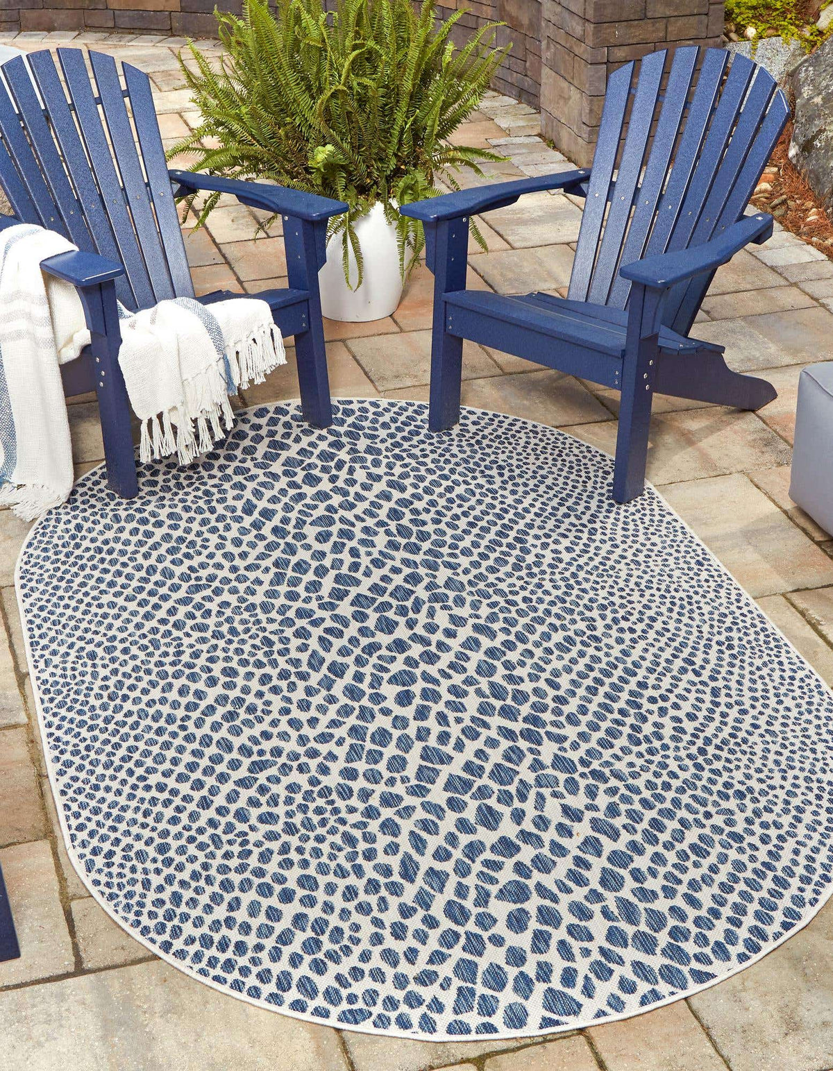 Oval Outdoor Teppich Tulum Outdoor in Blau von Hadorn™ - Lifestyle Image