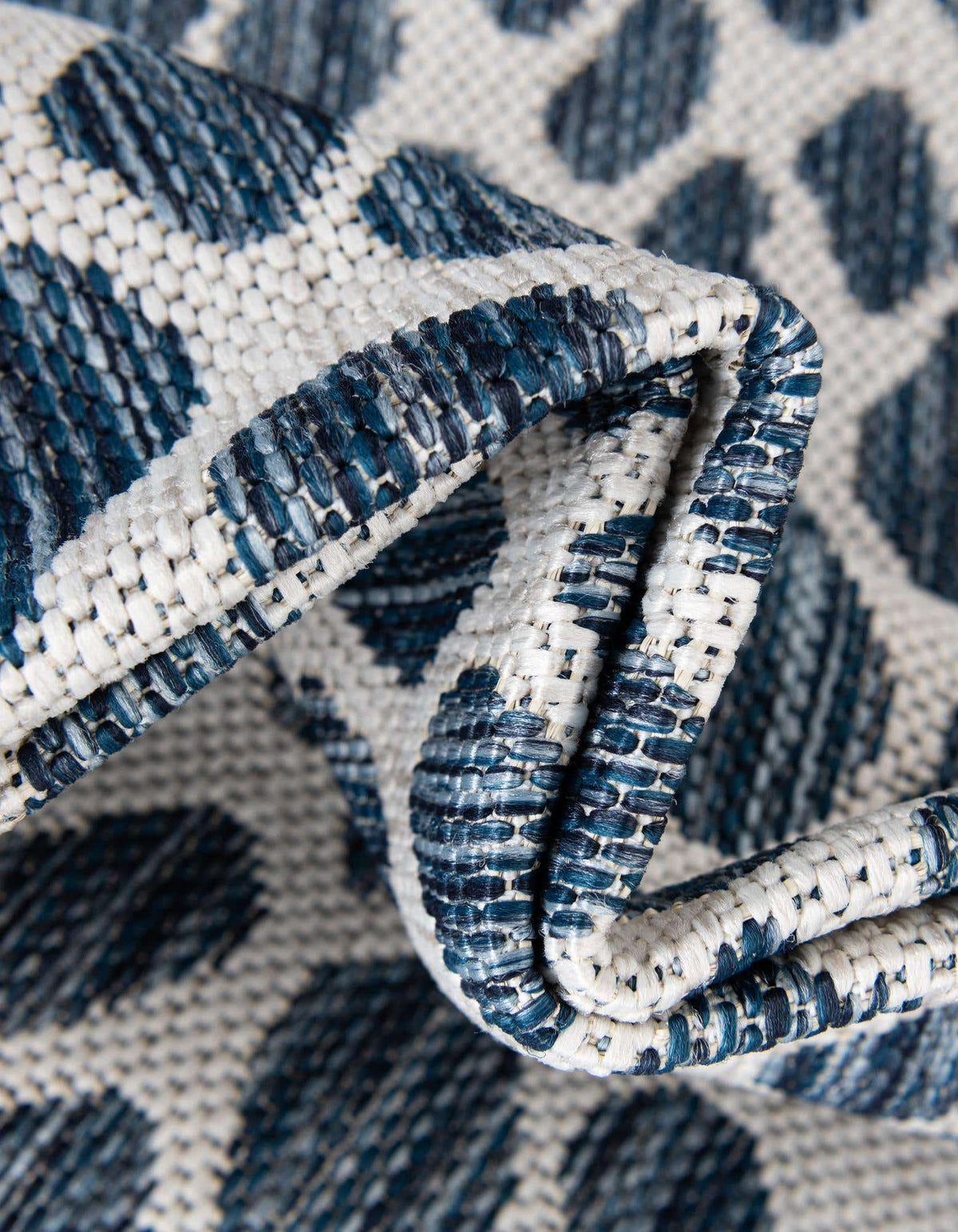 Oval Outdoor Teppich Tulum Outdoor in Blau von Hadorn™ - Lifestyle Image