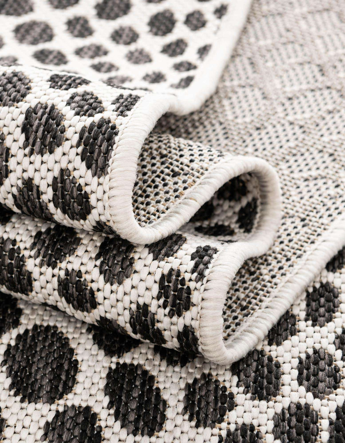 Quadratisch Outdoor Teppich Tulum Outdoor in Schwarz von Hadorn™ - Lifestyle Image