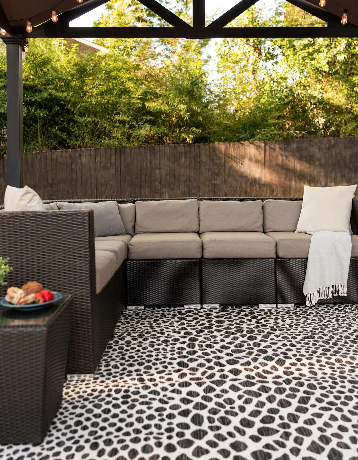Rechteck Outdoor Teppich Tulum Outdoor in Schwarz von Hadorn™ - Lifestyle Image