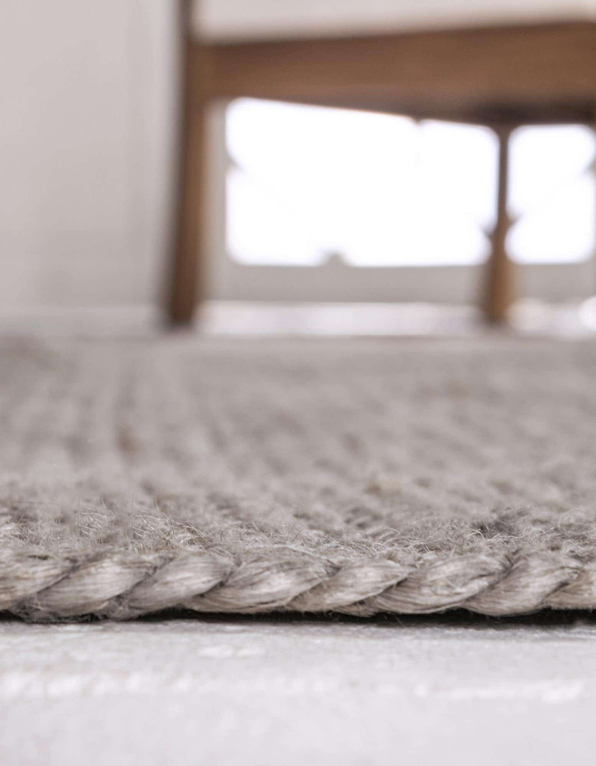 Oval Handgeflochten Teppich Braided Jute in Grau von Hadorn™ - Lifestyle Image