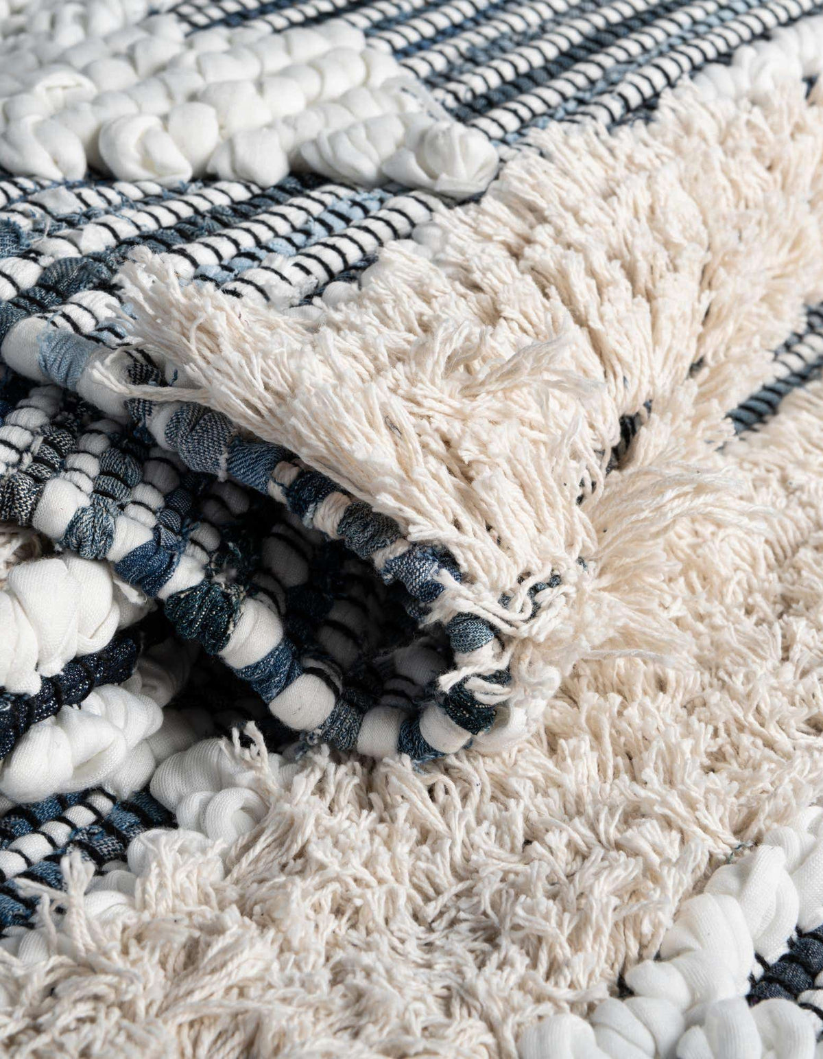 Rechteck Handgeflochten Teppich Cotton Chindi in Elfenbein von Hadorn™ - Lifestyle Image