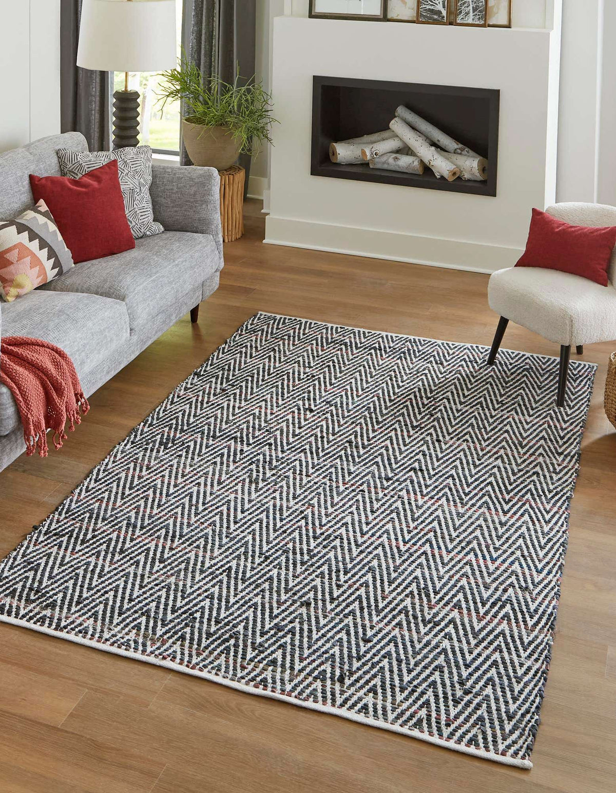 Rechteck Handgeflochten Teppich Chindi Chevron in Schwarz und Weiss von Hadorn™ - Lifestyle Image