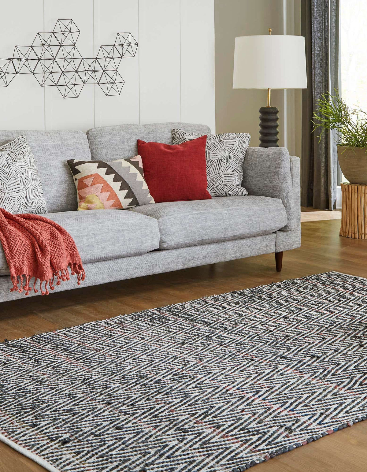 Rechteck Handgeflochten Teppich Chindi Chevron in Schwarz und Weiss von Hadorn™ - Lifestyle Image
