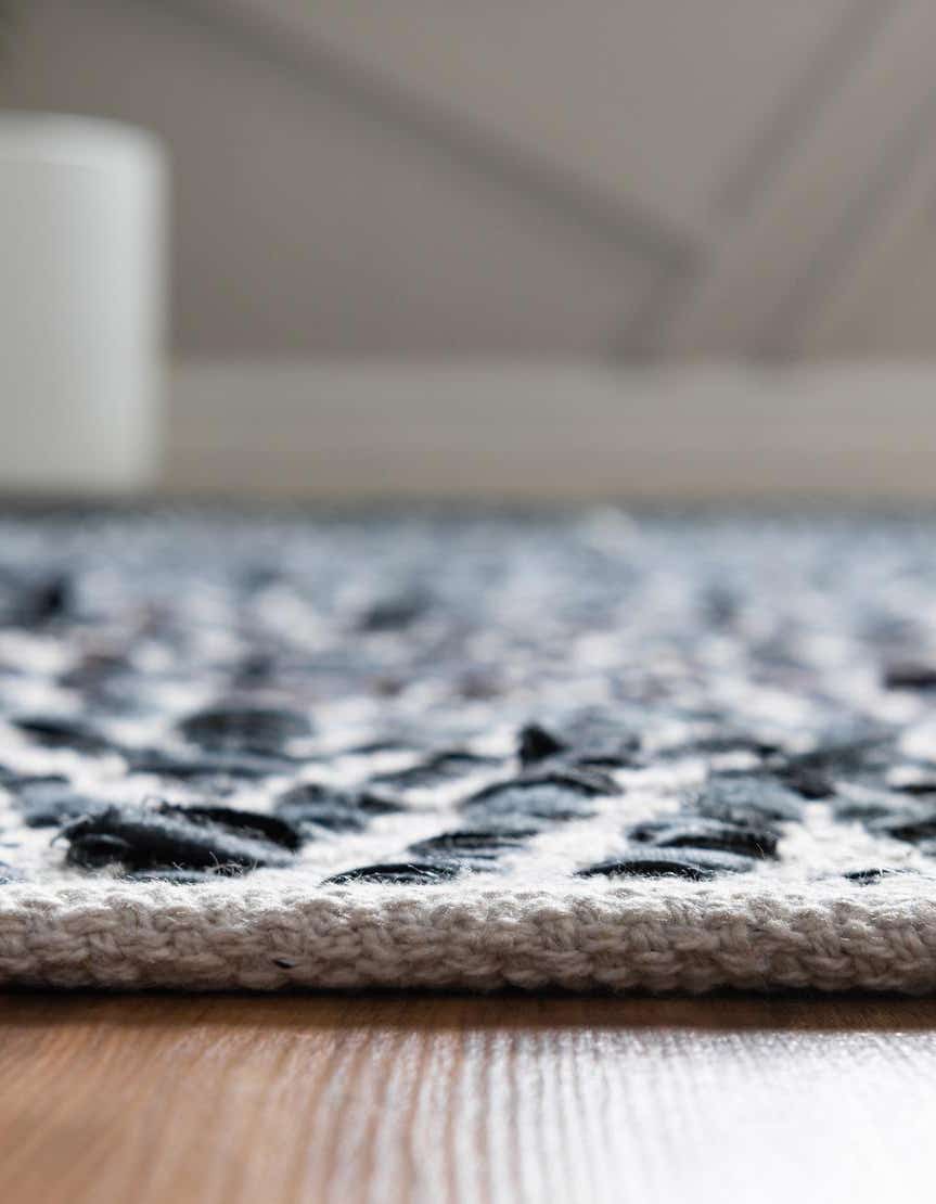 Rechteck Handgeflochten Teppich Chindi Chevron in Schwarz und Weiss von Hadorn™ - Lifestyle Image