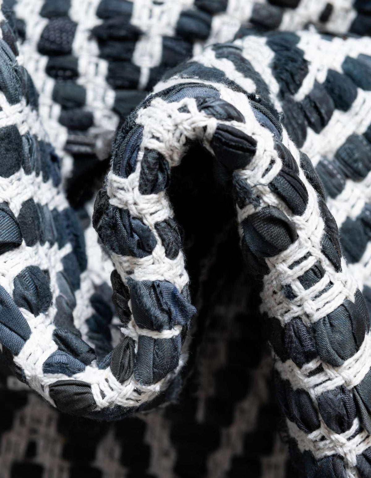 Rechteck Handgeflochten Teppich Chindi Chevron in Schwarz und Weiss von Hadorn™ - Lifestyle Image