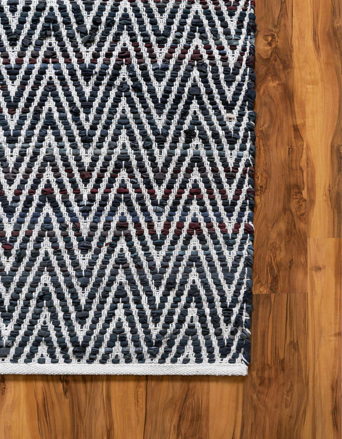 Läufer Handgeflochten Teppich Chindi Chevron in Schwarz und Weiss von Hadorn™ - Lifestyle Image