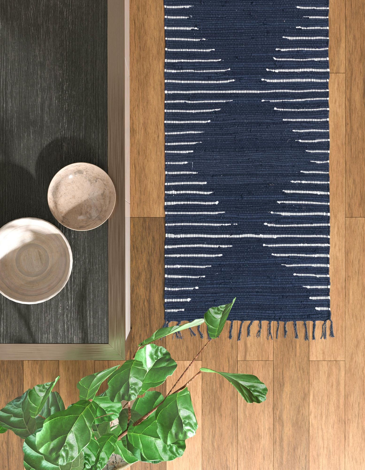 Läufer Handgeflochten Teppich Chindi Cotton in Marineblau von Hadorn™ - Lifestyle Image