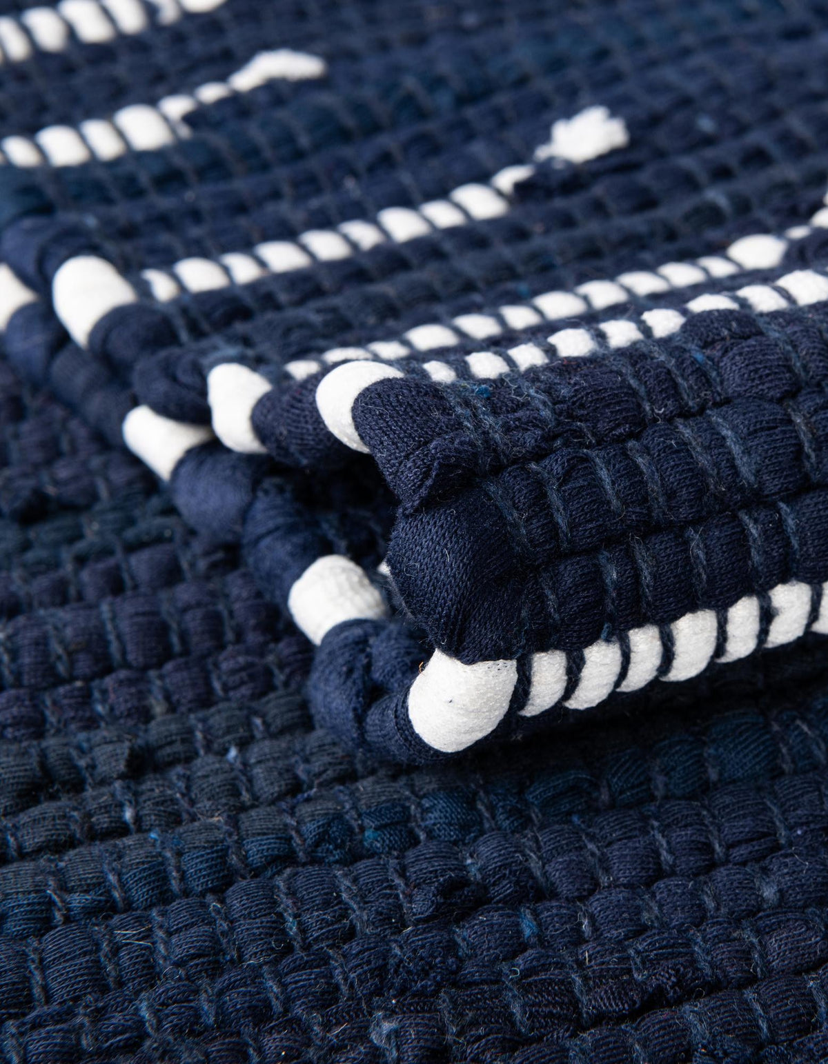 Läufer Handgeflochten Teppich Chindi Cotton in Marineblau von Hadorn™ - Lifestyle Image