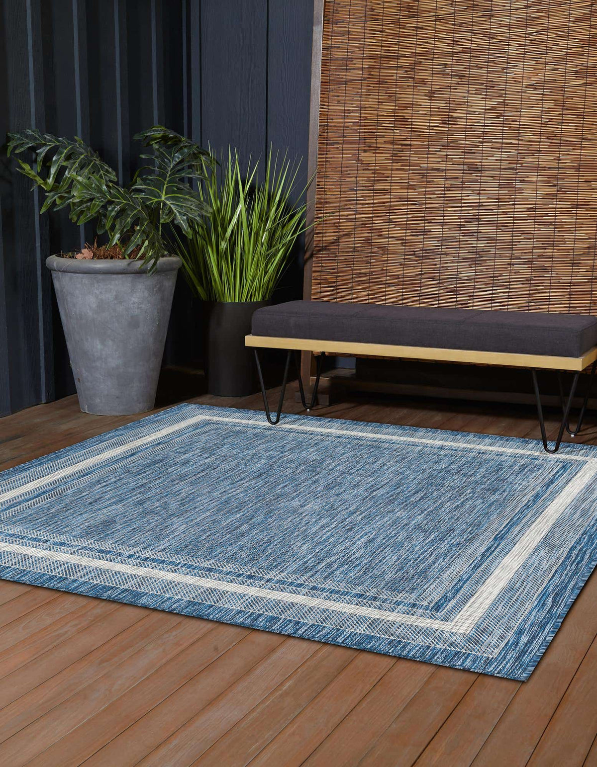 Quadratisch Outdoor Teppich Tulum Outdoor in Blau von Hadorn™ - Lifestyle Image