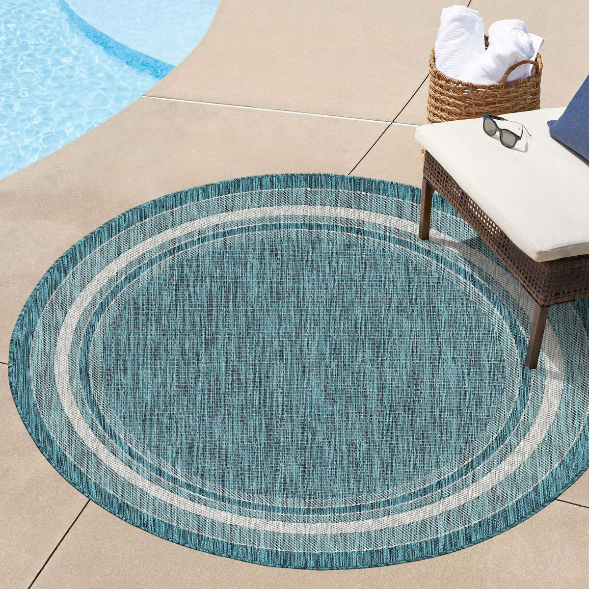 Rund Outdoor Teppich Tulum Outdoor in Blaugrün von Hadorn™ - Lifestyle Image