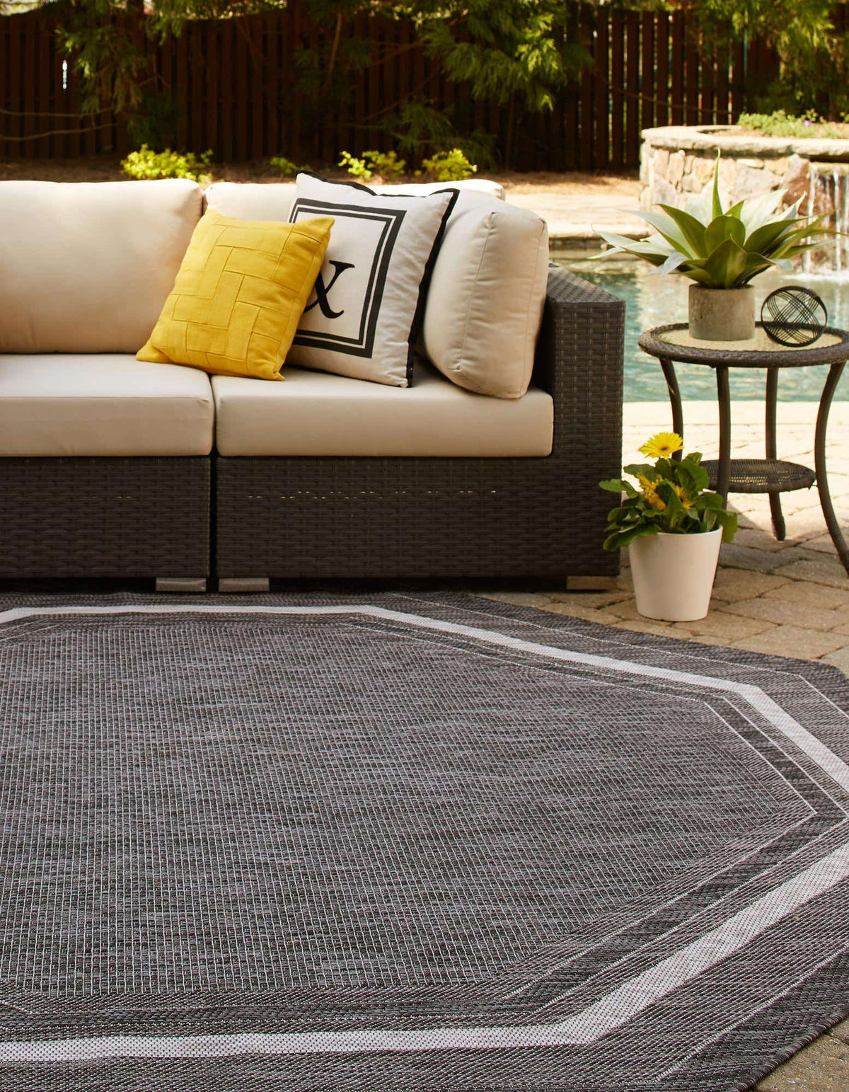 Achteck Outdoor Teppich Tulum Outdoor in Schwarz von Hadorn™ - Lifestyle Image